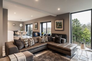 TV, fireplace, stereo