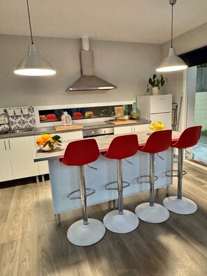 Fridge, microwave, oven, stovetop - Family house with mountain views. 35" from Barcelona! (Suitable for pets) (CT)