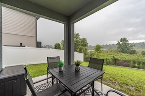 Outdoor dining - New Build - Cozy House & Game Room (Davenport)
