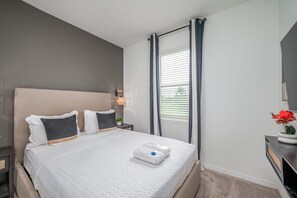 4 bedrooms, desk, iron/ironing board, WiFi (free) - New Build - Cozy House & Game Room (Davenport)