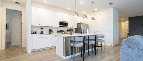 Réfrigérateur, micro-ondes, four, plaque de cuisson