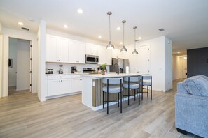 Køleskab, mikrobølgeovn, ovn, kogeplade