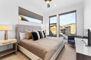 4 bedrooms, desk, iron/ironing board, free WiFi - NEW Luxury Mountain Townhome Central to 3 World Class Ski Resorts! (Silverthorne)