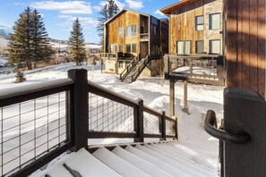 Property grounds - NEW Luxury Mountain Townhome Central to 3 World Class Ski Resorts! (Silverthorne)