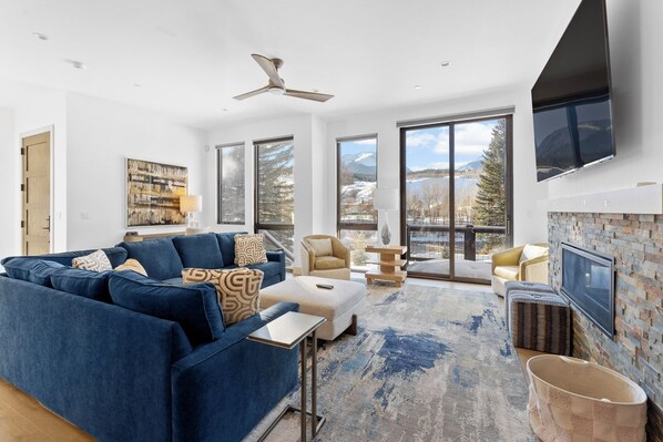 Smart TV, fireplace - NEW Luxury Mountain Townhome Central to 3 World Class Ski Resorts! (Silverthorne)