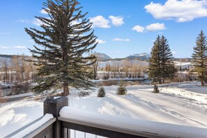 Property grounds - NEW Luxury Mountain Townhome Central to 3 World Class Ski Resorts! (Silverthorne)