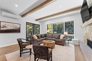 Smart TV, fireplace