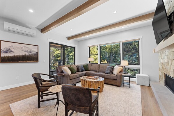 Smart TV, fireplace - Stunning 2025 New Build in the Heart of River Run Village, Private Hot Tub! (Keystone)