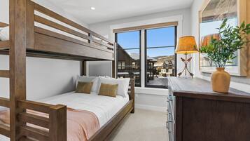 4 bedrooms, free WiFi, bed sheets