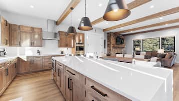 Kylskåp, mikrovågsugn, ugn och spishäll