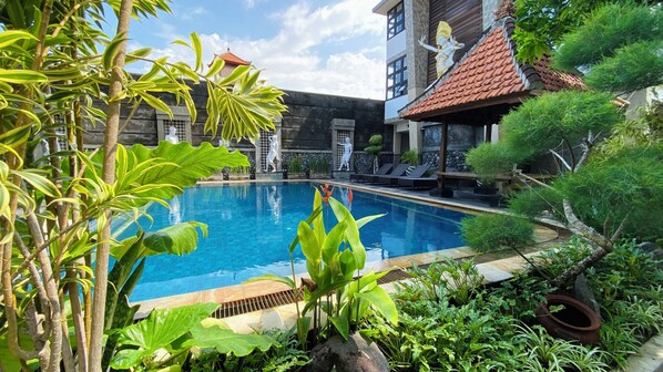 Outdoor pool - Pepitu Dormitory By Sandat (Legian)