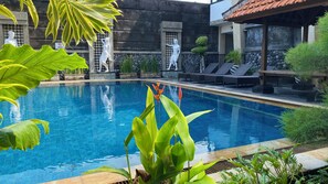 Outdoor pool - Pepitu Dormitory By Sandat (Legian)