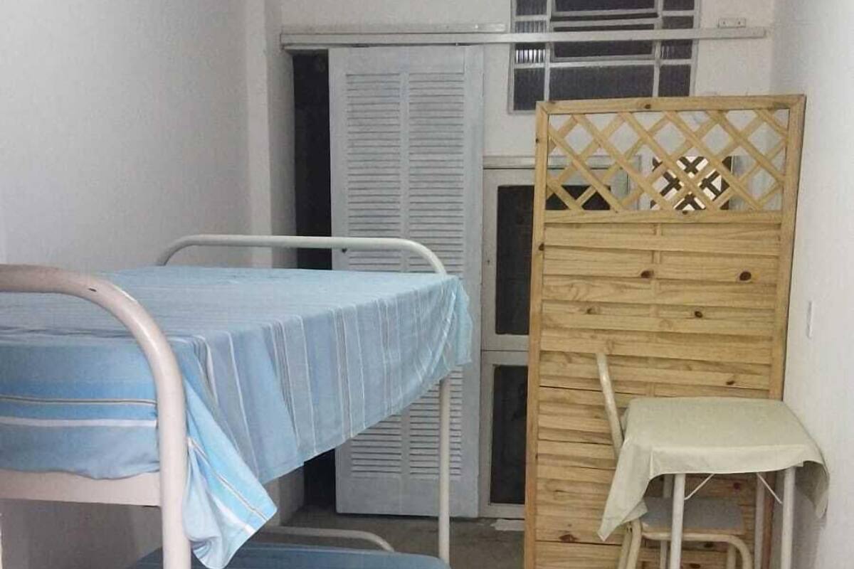 Une petite pièce, de taille modeste, avec des lits superposés et une seule table.