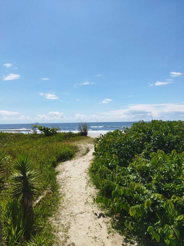 Beach nearby, white sand - Pousada da Pedra do Mar (Matinhos)