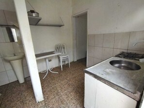 Basic-Vierbettzimmer | Eigene Küche | Kühlschrank, Herdplatte, Kochgeschirr/Geschirr/Besteck