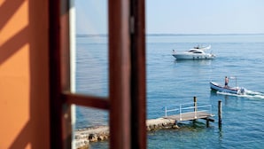 Vista de un puerto deportivo con barcos, un muelle y un cielo despejado.