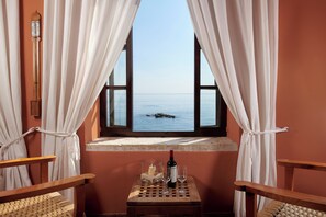 Suite júnior, balcó, vistes al llac | Caixa forta a l'habitació i wifi gratuïta 