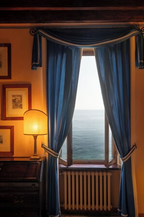 ห้องดีลักซ์ดับเบิล, วิวทะเลสาบ | ตู้นิรภัยในห้องพัก, Wi-Fi ฟรี