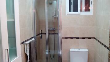 Douche, sèche-cheveux, bidet, savon