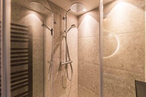 Séchoir à cheveux, serviettes fournies