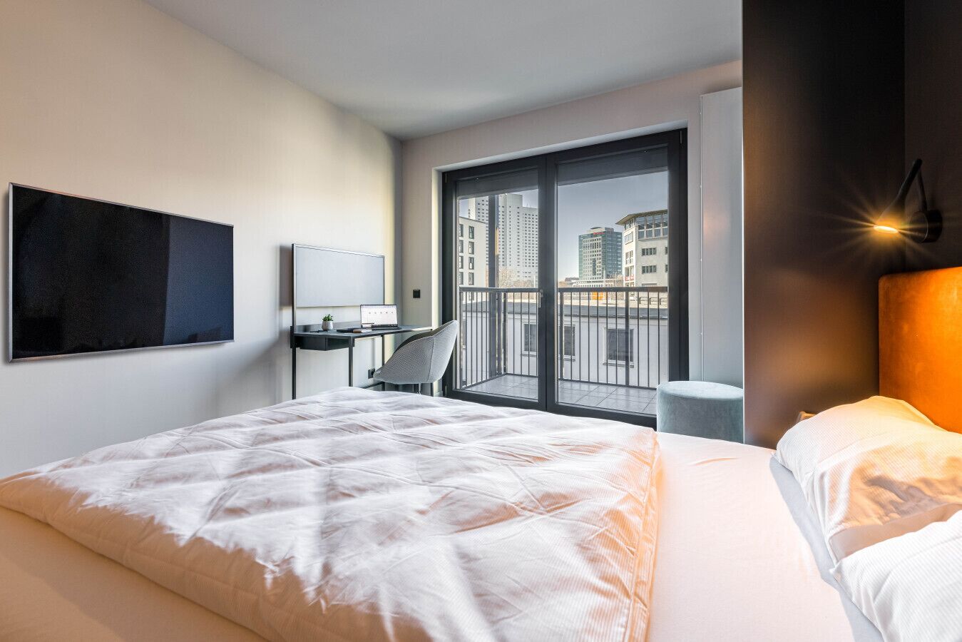 Escritorio, wifi y ropa de cama 