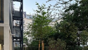 Un edificio moderno con una escalera metálica que sube a un nivel superior.
