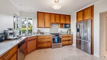 House, 4 Bedrooms | Private kitchen | Fridge, oven, coffee/tea maker, electric kettle