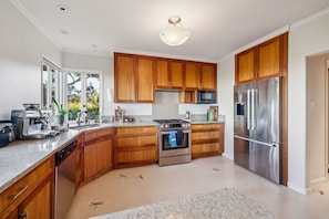 House, 4 Bedrooms | Private kitchen | Fridge, oven, coffee/tea maker, electric kettle - Charming 1933 Ridge-top Home With Stunning Views 4 Bedroom Home (Oakland)