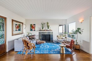 House, 4 Bedrooms | Living area | Streaming services - Charming 1933 Ridge-top Home With Stunning Views 4 Bedroom Home (Oakland)