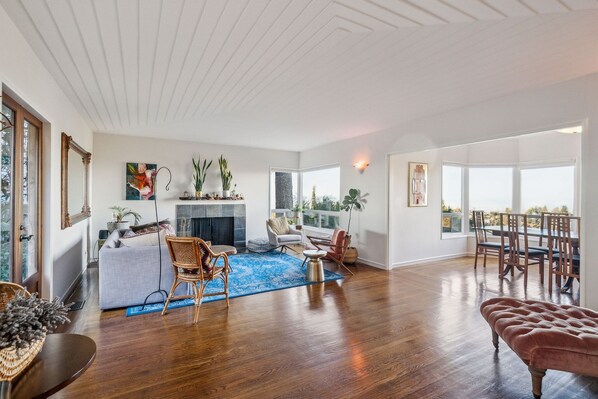 House, 4 Bedrooms | Living area | Streaming services - Charming 1933 Ridge-top Home With Stunning Views 4 Bedroom Home (Oakland)