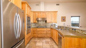 House, 4 Bedrooms | Private kitchen | Fridge, oven, coffee/tea maker, toaster