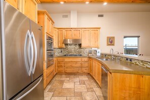 House, 4 Bedrooms | Private kitchen