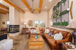 ハウス 4 ベッドルーム | リビング エリア | スマートテレビ