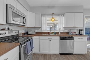 Refrigerador, horno, cafetera/tetera, tostadora