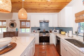 House, 3 Bedrooms | Private kitchen | Fridge, oven, coffee/tea maker, toaster