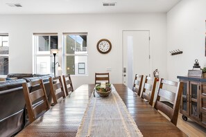 Townhouse, 4 kamar tidur | Tempat makan