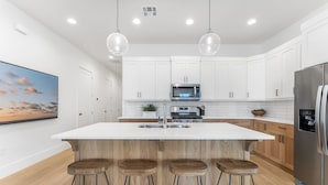 Townhouse, 4 kamar tidur | Dapur pribadi | Mesin pembuat kopi/teh, lemari es, oven, dan kompor