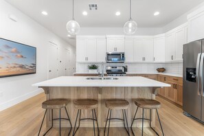 タウンホーム 4 ベッドルーム | 専用キッチン | 冷蔵庫、オーブン、コンロ、コーヒー / ティーメーカー