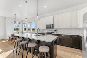 Condo, 3 Bedrooms | Private kitchen | Fridge, oven, coffee/tea maker, toaster