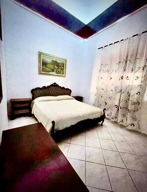 5 bedrooms, iron/ironing board, WiFi, bed sheets