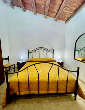 5 bedrooms, iron/ironing board, WiFi, bed sheets