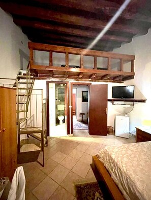 5 bedrooms, iron/ironing board, WiFi, bed sheets