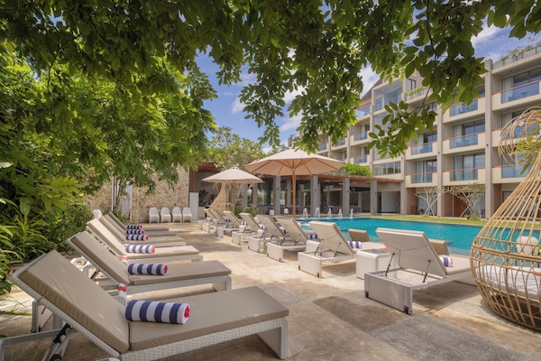 Una piscina al aire libre