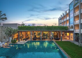 Una piscina al aire libre