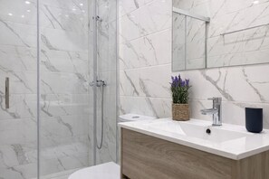 Hair dryer, towels, soap, toilet paper - Riverside Bliss Gaia, Porto (C). (Vila Nova de Gaia)