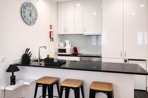 Oven, stovetop, dishwasher, electric kettle - Riverside Bliss Gaia, Porto (C). (Vila Nova de Gaia)