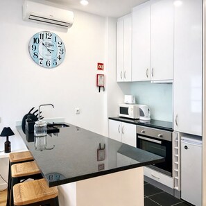 Oven, stovetop, dishwasher, electric kettle - Riverside Bliss Gaia, Porto (C). (Vila Nova de Gaia)