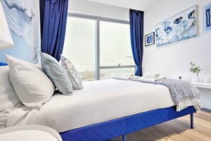 2 soverom, skrivebord, strykejern/-brett og reiseseng for barn