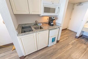 Mikroaaltouuni, kahvin-/teenkeitin