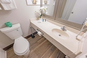 Secador de pelo, toallas